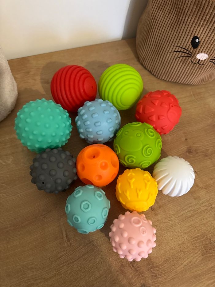 Lot de 12 balles sensorielles - tailles, formes et couleurs différentes - Infantino - photo numéro 2