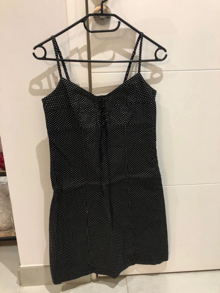 Robe noire à pois blancs