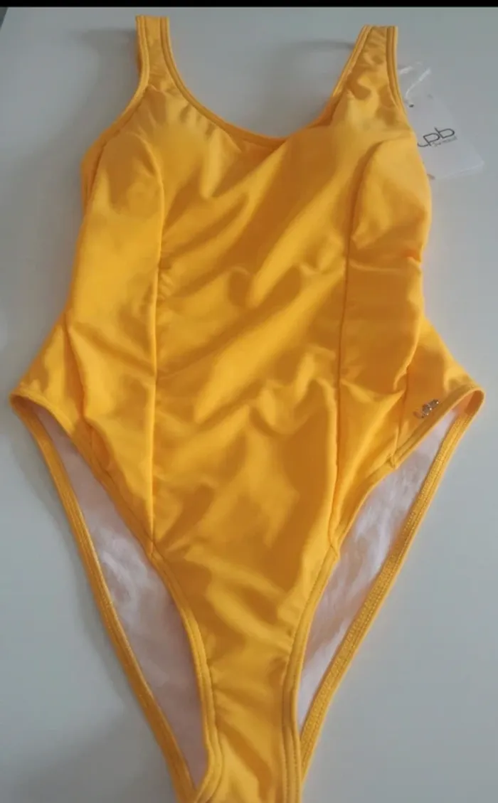 Maillot de bain 1 pièce marque LpB taille 2 correspondant à un 38 neuf création Française