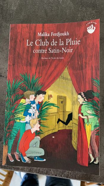 Livre Le club de la pluie contre Satin noir