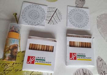 Lot de crayons et mandalas
