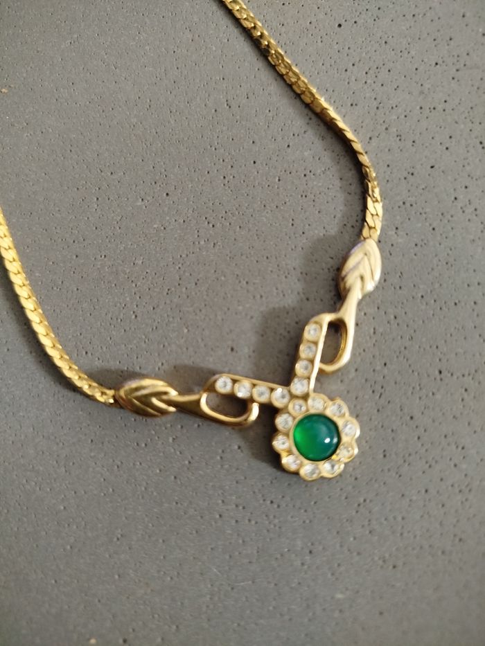 Collier doré avec Pierre verte