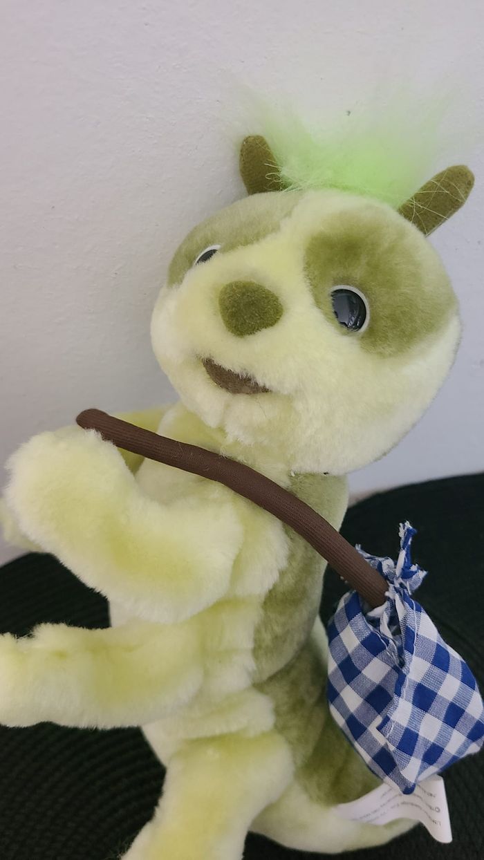 Jouet peluche vintage d'une chenille verte avec un baluchon bleu. "Heunec" - photo numéro 3