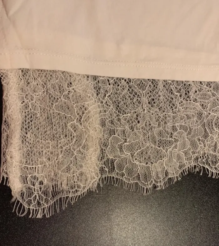 T-shirt blanc long avec bas en dentelle - photo numéro 3