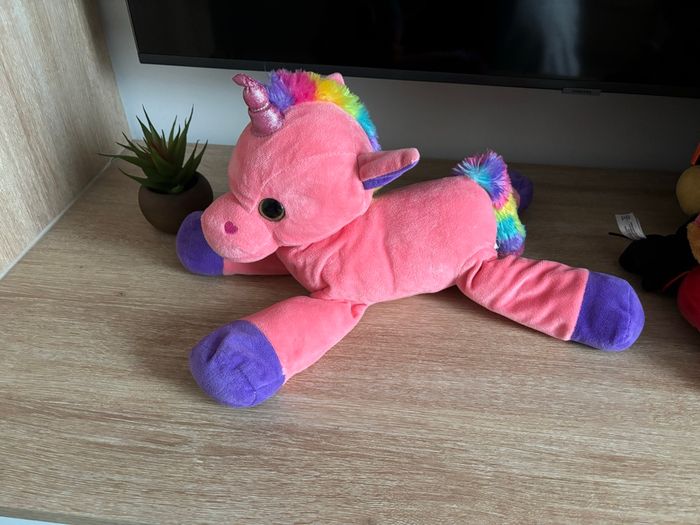 Peluche rose fluo licorne arc en ciel