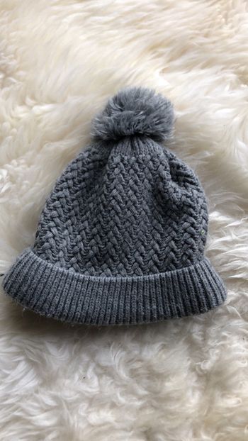 Bonnet gris à pompon  taille 5 ans