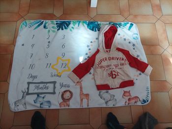 Sweat beige et rouge