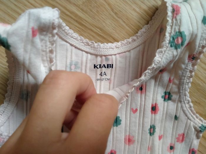 Débardeur beige a fleurs. Filles. Neuf. Kiabi.
Taille 4 ans - photo numéro 4