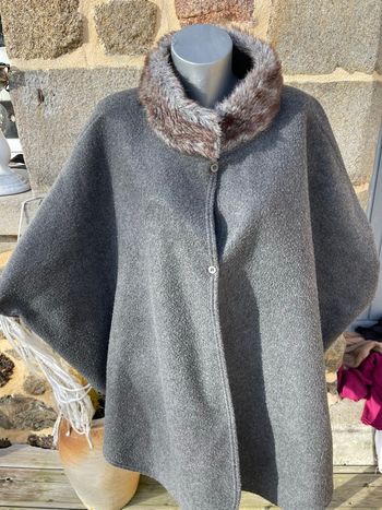 Poncho / cape en maille gris avec col marron - La redoute 