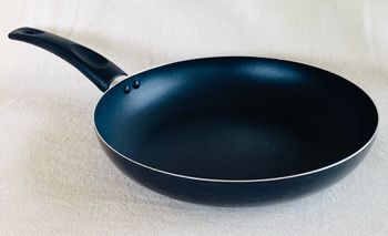 Poêle noir diamètre 28cm manche et intérieur noir