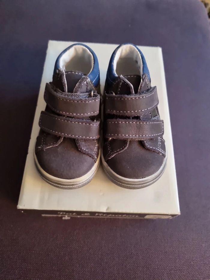 Baskets neuves à velcro tout cuir T18