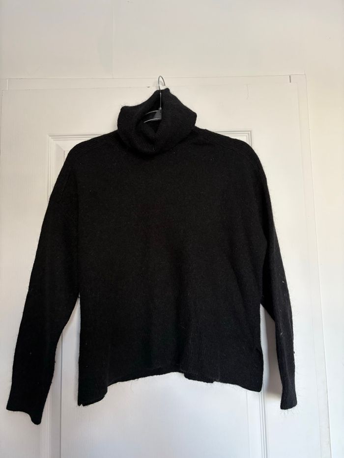 Pull noir coll roulé