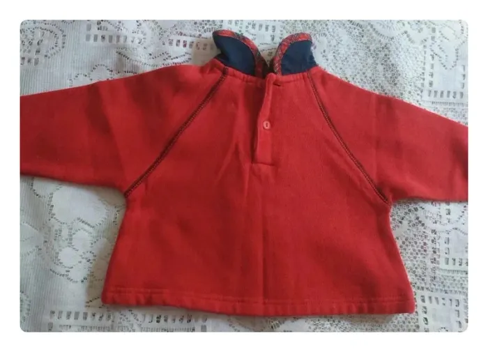Pull bébé rouge- parfait pour Noel, doux et festif, en très bon état, taille 6 mois - photo numéro 2