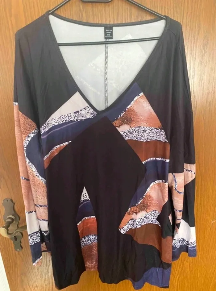 -shirt col v imprimé. 
Taille 48 mais va a une taille 50 aussi. - photo numéro 3