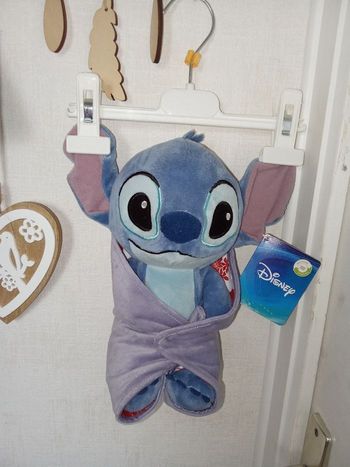Peluche, doudou stich bleu neuf étiquette mouchoir fleur rouge, blanc, scratchs