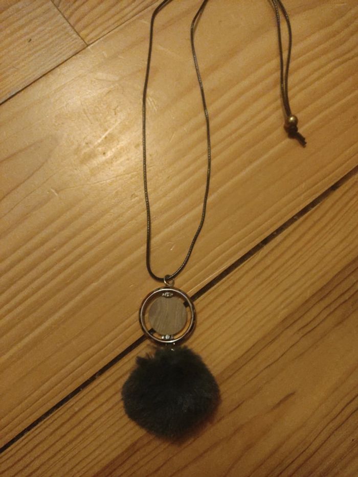 Collier avec pompon