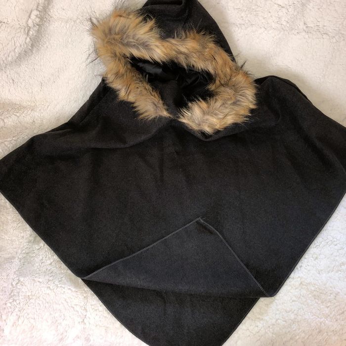 Poncho gris col fausse fourrure neuf avec étiquette - photo numéro 2