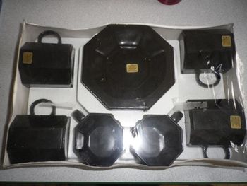 ENSEMBLE TASSES ET SOUCOUPES