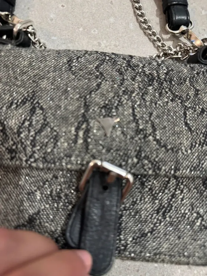 Sac à bandoulière le petit cartel, bon état mais il y a quelques marques d'usures, 20*12cm - photo numéro 2