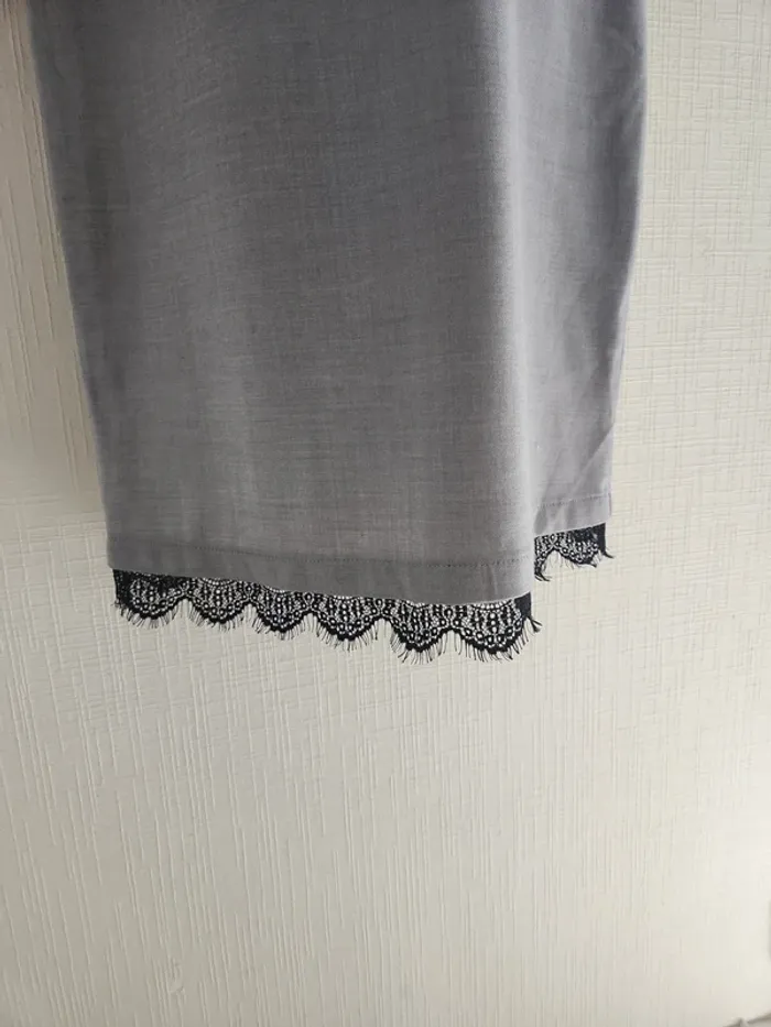Jolie robe grise ajustée dentelle noire en bas Mohito 34 - photo numéro 7