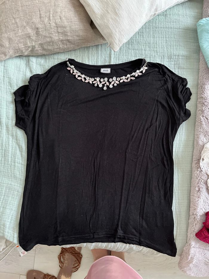 T-shirt noir avec bijoux dessus du col
