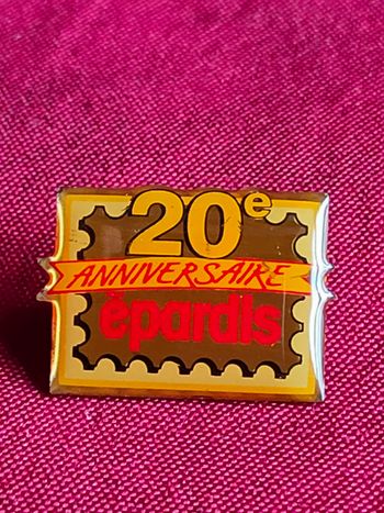 Pin's 20 ème anniversaire épardis (rouge)