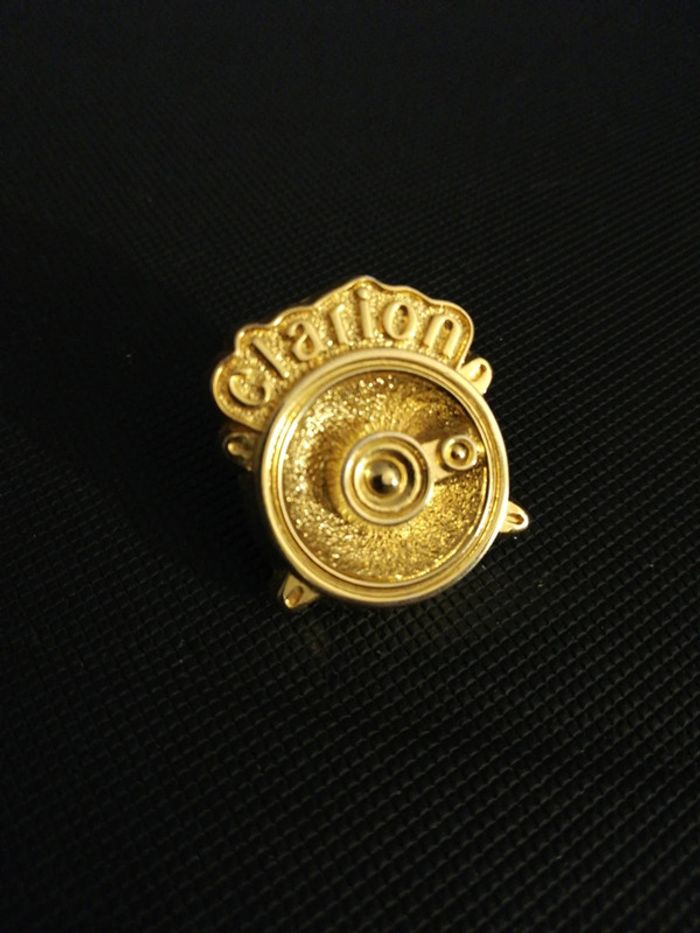 Pin's Relief Clarion doré et numéroté autoradio hi-fi son
