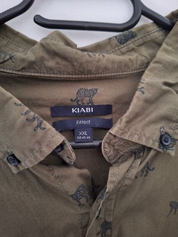 Chemise verte et imprimé