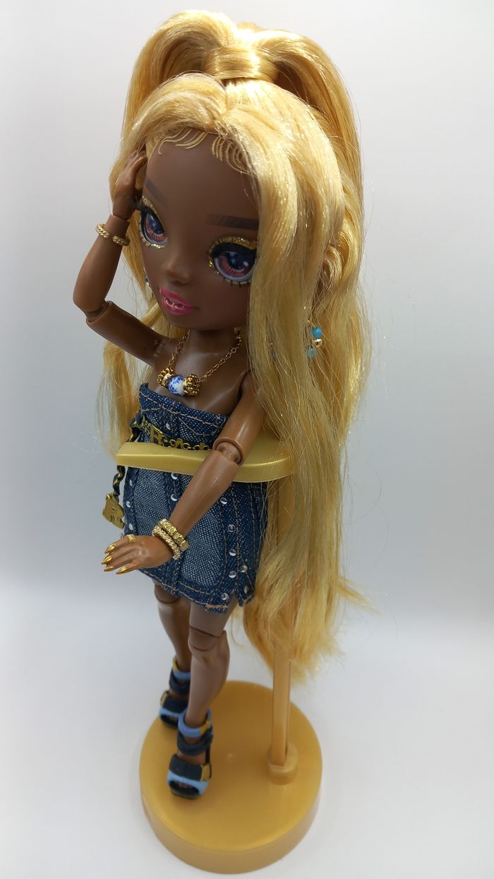 Poupée rainbow high Meline custom avec accessoires et tenues - photo numéro 7