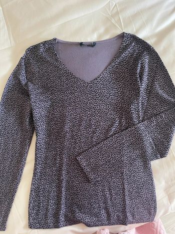 Pull léger en V violet et noir
