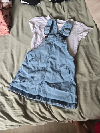 Ensemble salopette et teeshirt