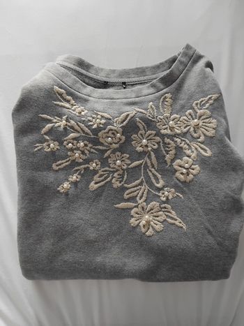 Pull brodé fleurs roses perles femme
