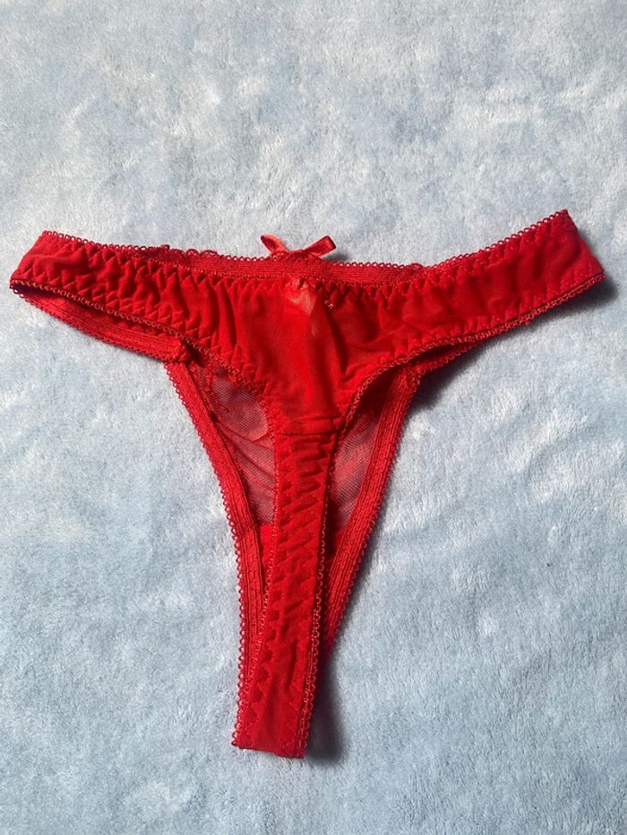 String rouge orné sequins - photo numéro 3