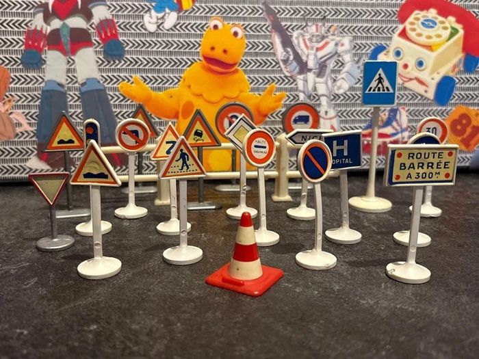 Lot panneaux signalisation minialuxe et dinkytoys - photo numéro 2