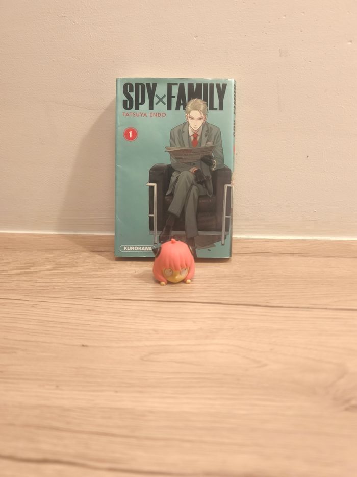 Livre spy Family numéro 1 et figurine