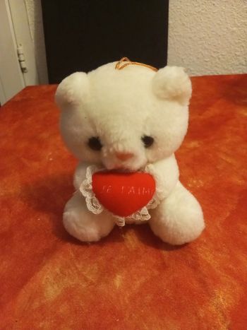 Chat blanc avec coeur rouge