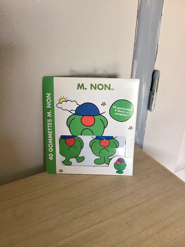 8 décors a compléter et 40 gommettes M.Non