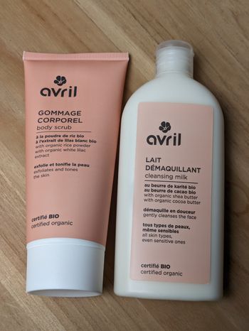 Lot gommage corporel et lait démaquillant Avril