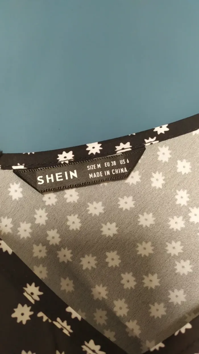 Top à bretelles de marque "SHEIN" de couleur noire avec fleurs blanches - photo numéro 3