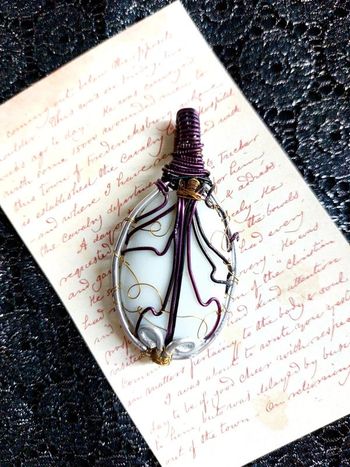magnifique pendentif blanc avec fils d'aluminium violet, doré, argenté