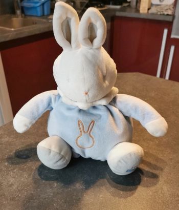 Très jolie peluche lapin