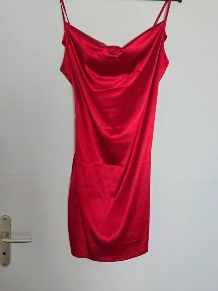 Robe rouge en satin - photo numéro 3