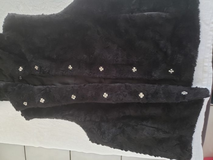 Veste à capuche sans manches noire fausse fourrure - photo numéro 3