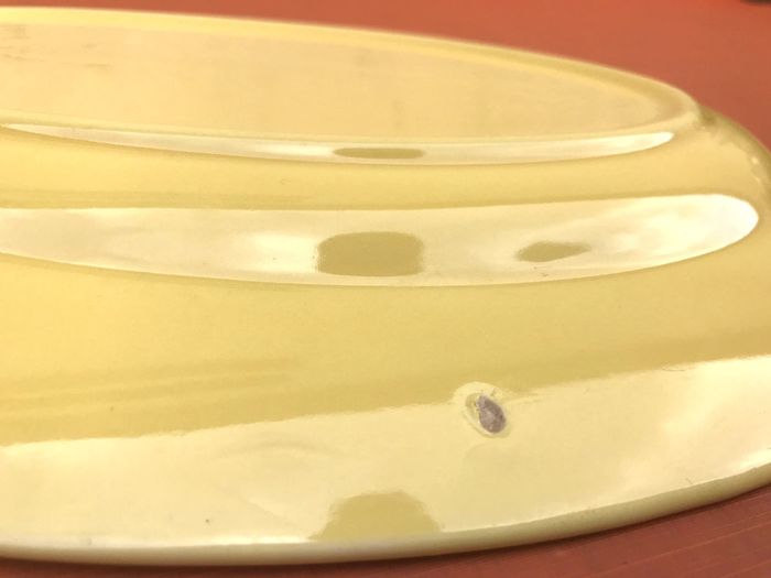 Années 1950 Plat de service de forme ovale Céramique émaillée jaune - photo numéro 4