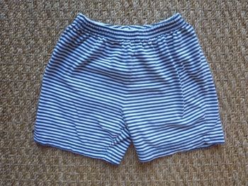 Short rayé blanc et noir 2 ans