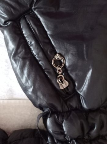 Marque kiDs star taille 12 mois manteau pour petite fille super jolie avec motif au fermeture capuche amovible on la défaite on la remet couleur noire taille 12 mois avec