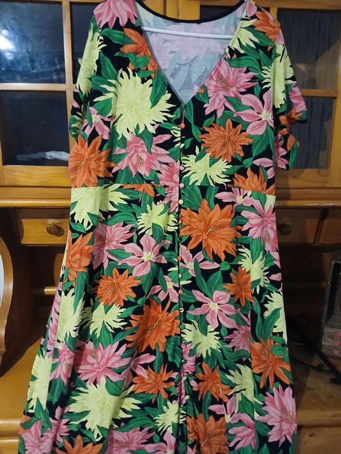 Robe longue fleurie boutonnée taille 52 - photo numéro 3