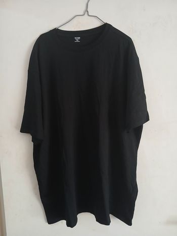 Je vends ce tee-shirt  basique noir unisexe 