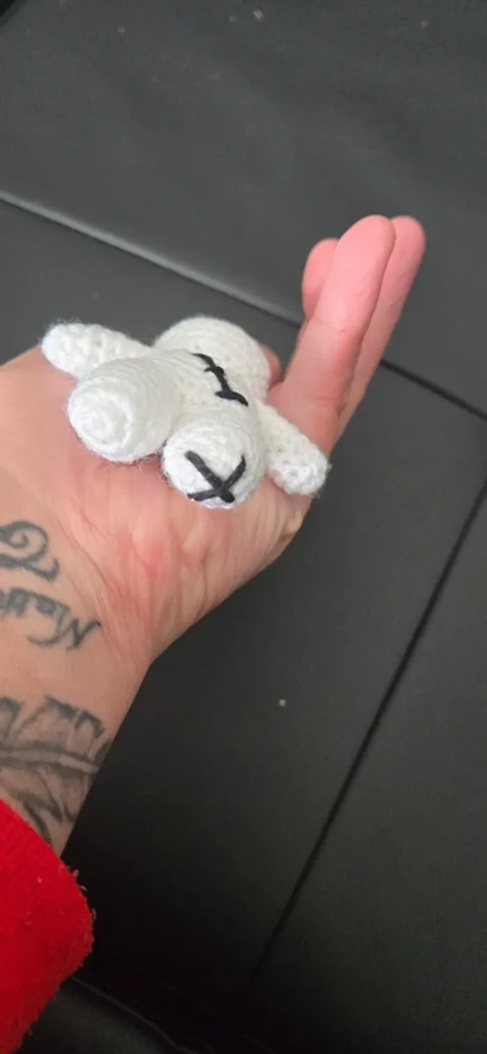 Porte clef amigurimi zombie noir et blanc neuf - photo numéro 9
