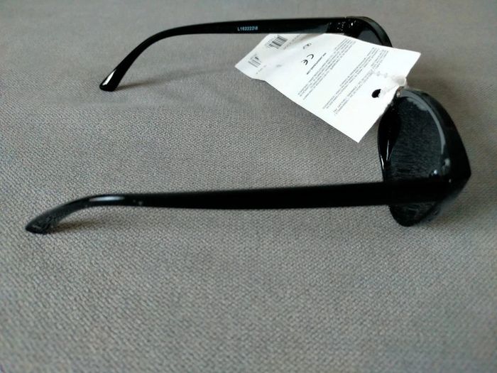 Lunettes de soleil noires – Neuves avec étiquette - photo numéro 4